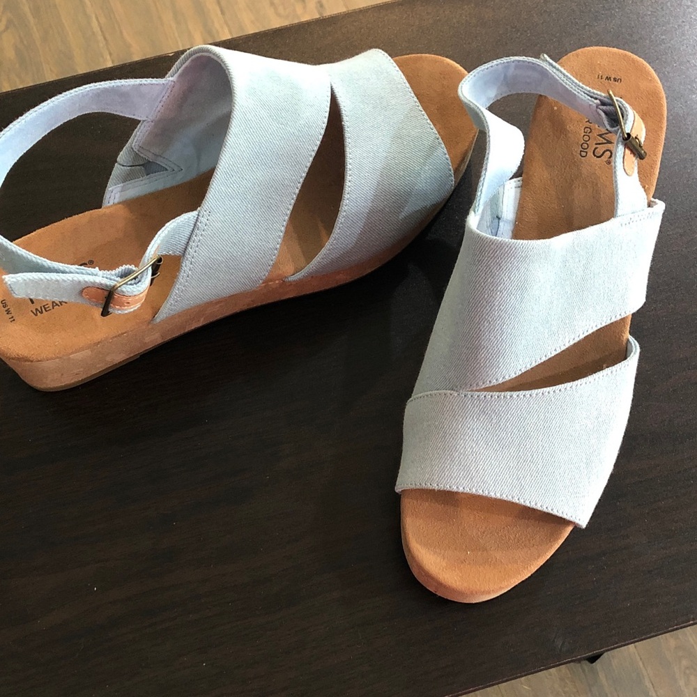 Toms Women’s logo Light Blue wedge cork soles denim Sandals with stretch inside